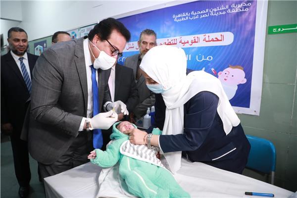 الدكتور خالد عبدالغفار وزير الصحة والسكان خلال إحدى الحملات للتطعيم ضد شلل الأطفال