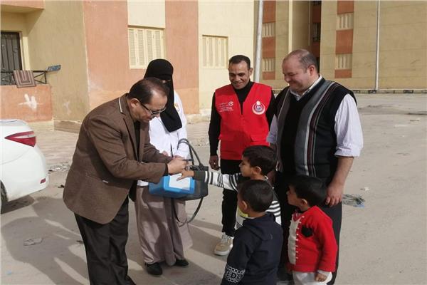 الدكتور طارق محمد كامل وكيل وزارة الصحة بشمال سيناء خلال حملات التطعيم