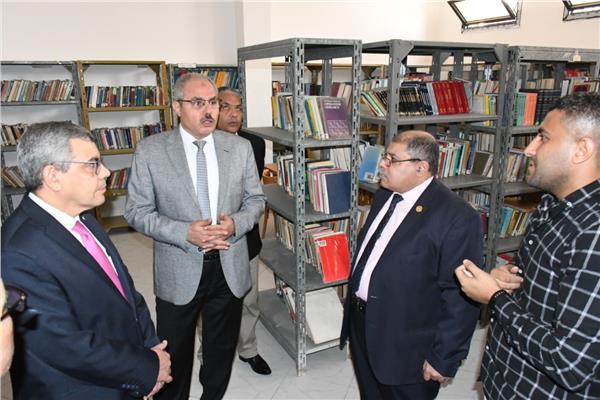 رئيس جامعة القناة خلال إفتتاح المكتبة الرقمية