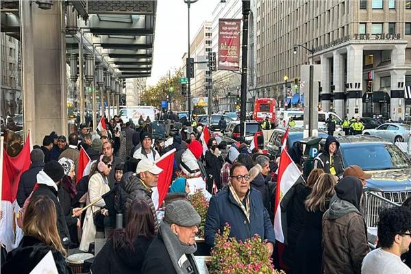 حشود من الجاليات المصرية بواشنطن تستقبل الرئيس السيسي