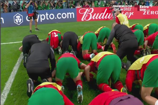المتخب المغربي يسجد شكرا لله بعد الخسارة أمام فرنسا