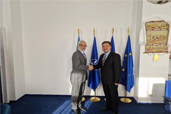 السفير المصري لدى رومانيا يلتقي مع سكرتير الدولة للشئون الدولية