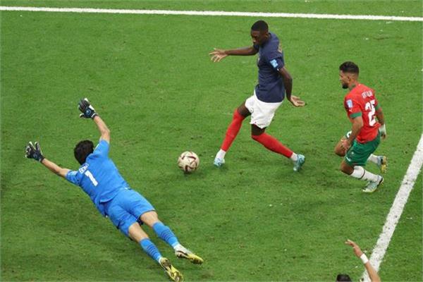 كولو مواني أثناء احراز هدف فرنسا الثاني أمام المغرب