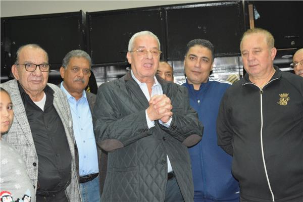 المهندس محسن صلاح، رئيس نادي المقاولون العرب يهنئ اللاعبين بالفوز على إنبي