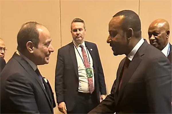 الرئيس عبد الفتاح السيسي يصافح رئيس وزراء إثيوبيا آبي أحمد