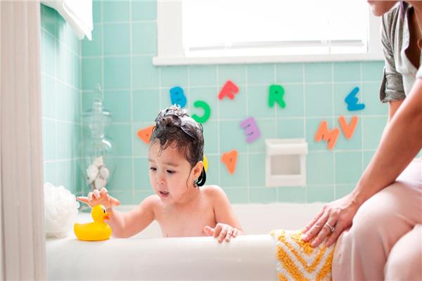 عادات الاستحمام الخطرة على طفلك