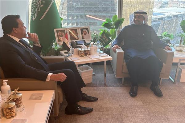 لقاء وزير الصحة مع نظيره السعودي