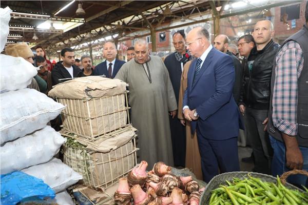 محافظ القاهرة يتفقد سوق العبور
