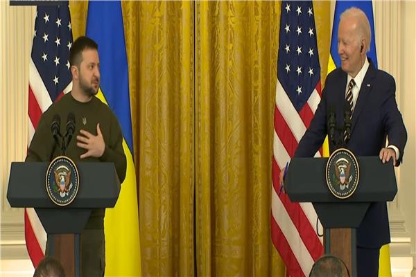 الرئيس الأوكراني فلاديمير زيلينسكي ونظيره الأمريكي جو بايدن
