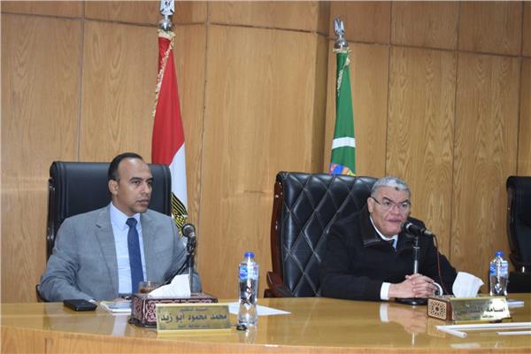 اللواء أسامة القاضي محافظ المنيا خلال الاجتماع