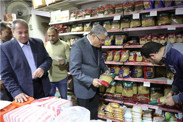 محافظ المنيا يقود حملة مكبرة لضبط الأسعار ومراقبة الأسواق بمدينة المنيا الجديدة