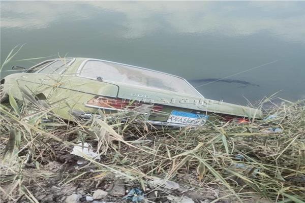 الإنقاذ النهري ينتشل سيارة وقائدها من ترعة الإسماعيلية