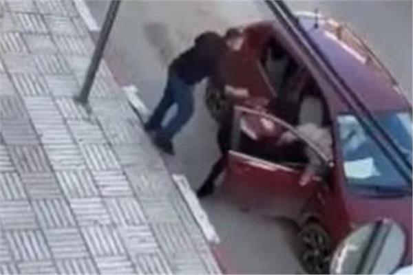 عرضت فضائية "العربية فيديو يرصد خناقة عنيفة بين سيدتين مغرب