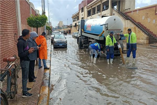 رؤساء الأحياء والأجهزة المعنية بالإسكندرية تتابع تصريف مياه الأمطار 