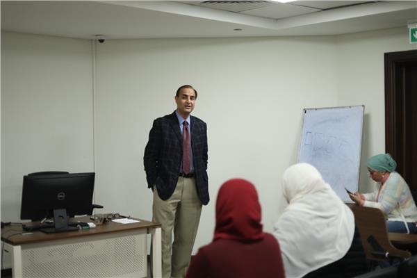 الكاتب الصحفي محمد البهنساوي خلال فعاليات الدورة التدريبية الخاصة بالصحفيين المتقدمين للجنه القيد