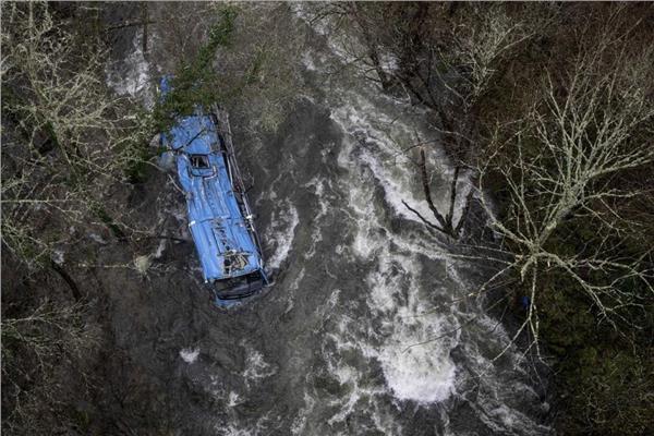 سقوط حافلة ركاب في نهر بإسبانيا
