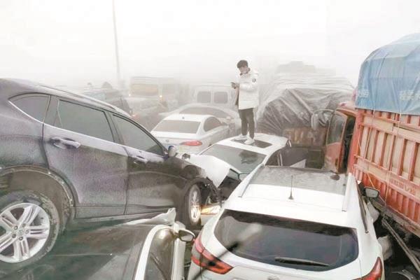 تكدس السيارات وسط الصين بسبب الضباب     