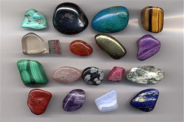 الأحجار الكريمة الملونة