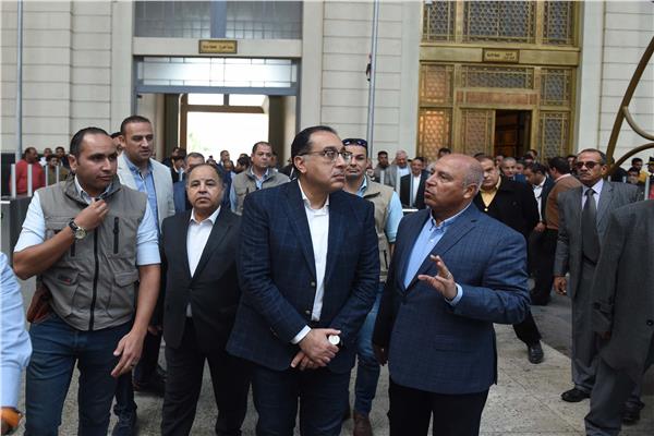 رئيس  الوزراء يتجول داخل محطة مصر للسكك الحديدية