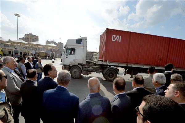 رئيس الوزراء يتابع إجراءات الإفراج الجمركي بميناء الإسكندرية