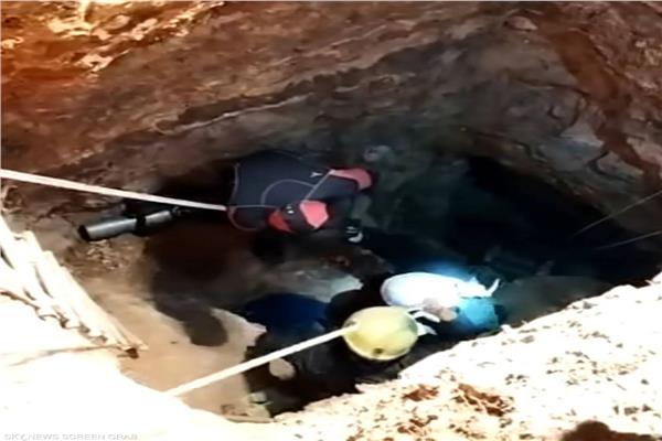 إنقاذ شخصين سقطا في حفرة 