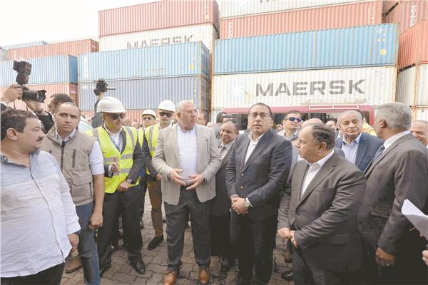  رئيس الوزراء خلال جولته أمس الأول لمتابعة الإفراج الجمركى عن السلع والبضائع بميناء الإسكندرية