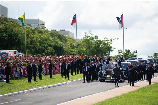 الرئيس البرازيلي يتجول في سيارته وسط حشود كبيرة