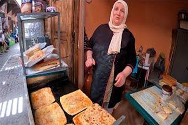 امرأة مغربية تبيع الفطائر تتحدث 4 لغات