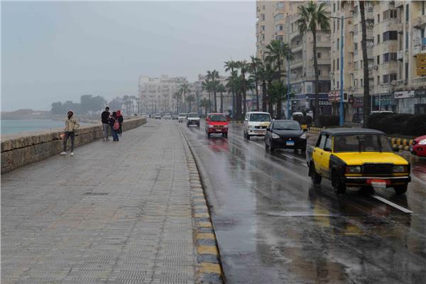 أمطار متوسطة بالإسكندرية وطوارئ بغرفة العمليات لتلقي بلاغات الأهالي 