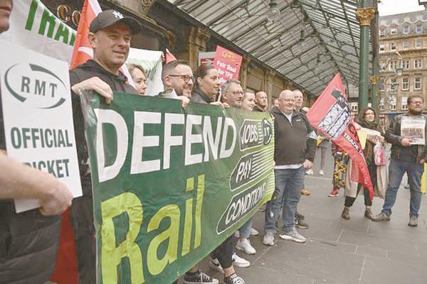 جانب من إضرابات عمال السكك الحديدية فى بريطانيا