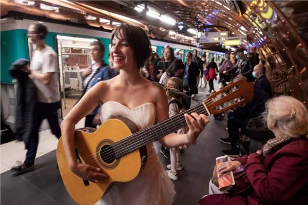 الموسيقيون يتنافسون على بقعة مترو باريس