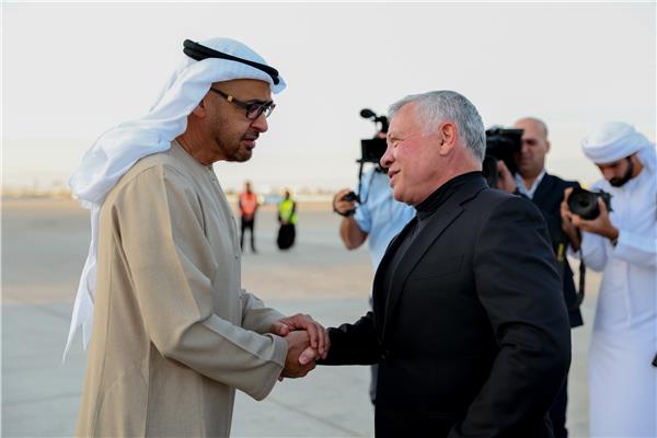 الشيخ محمد بن زايد خلال استقبال الملك عبدالله الثاني في مطار البطين