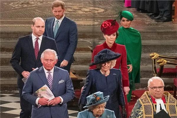 الأمير هاري وزوجته ميجان فوكس مع العائلة الملكية