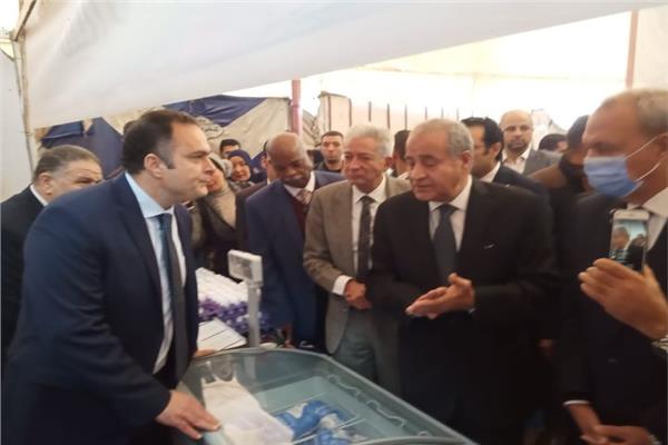 وزير التموين خلال افتتاح أهلا رمضان بشبرا الخيمة اليوم