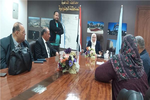 نائب محافظ القاهرة  تجتمع مع اعضاء لجنة الفواخير 