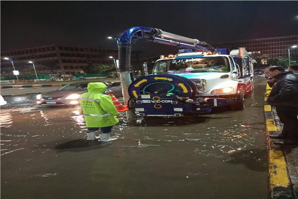 جهود رجال الصرف الصحي بالقاهرة الكبري لشفط مياه الأمطار 