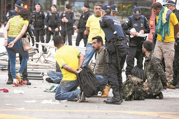 الشرطة تعتقل متظاهرين بعد استعادة السيطرة على  قصر بلانالتو الرئاسي « صورة من أ ف ب »