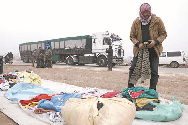 شاحنات تحمل طرود مساعدات من برنامج الغذاء العالمي شمال غرب إدلب