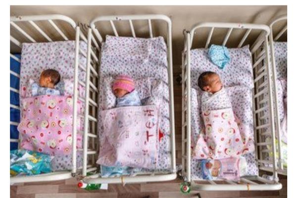 أطفال حديثو الولادة في مستشفى في منغوليا