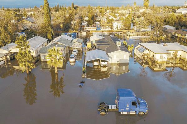 غرق المنازل بسبب الأمطار فى كاليفورنيا