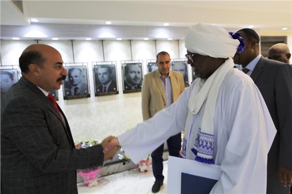 محافظ أسوان يستقبل القنصل العام السوداني 