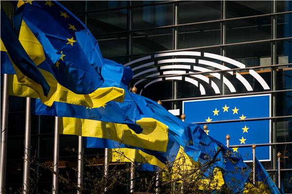 أعلام أوكرانيا والاتحاد الأوروبي