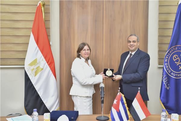 رئيس هيئة الدواء المصرية يستقبل وفد كوبي