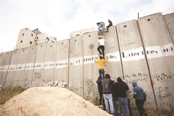 بناء جدار عنصرى جديد حول غزة