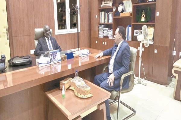  وزير المالية السودانى خلال حواره مع «الأخبار»