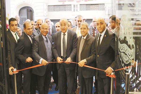 وزير التموين خلال افتتاح أكبر مكتب نموذجي