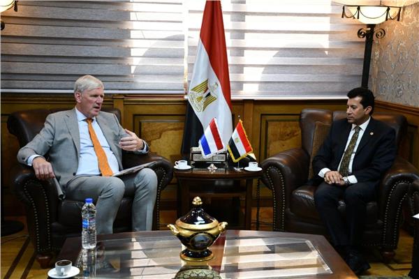 وزير الرياضة يستقبل سفير هولندا بالقاهرة
