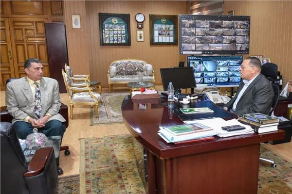 محافظ الشرقية يستقبل رئيس مركز ومدينة أبو حماد الجديد بمكتبه بالديوان العام