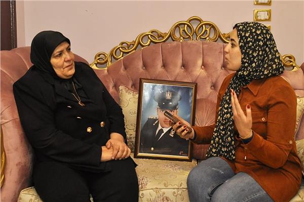 محررة بوابة اخبار اليوم مع والدة الشهيد عمرو إبراهيم