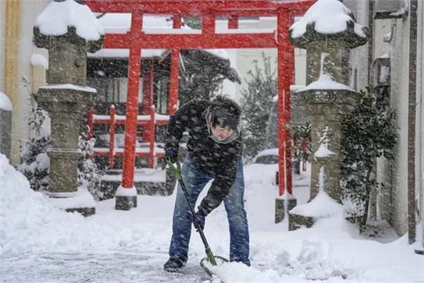 غطت الثلوج الكثيفة مناطق كبيرة من اليابان